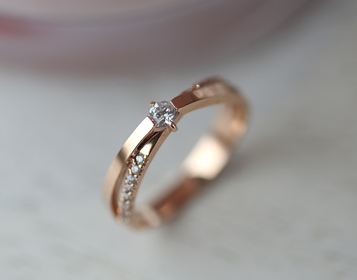 1부 다이아몬드 셋팅된 핑크 엑스자 리본 반지